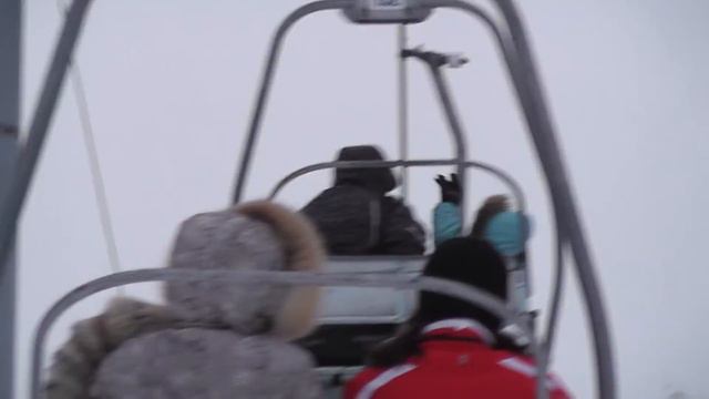 На подъемнике в Абзаково горнолыжный курорт - трасса. смотреть онлайн