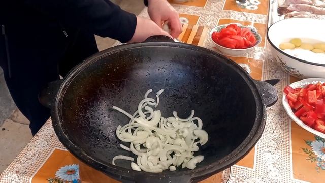 БУГЛАМА ИЗ РЫБЫ / БЕЛЫЙ АМУР С ОВОЩАМИ В КАЗАНЕ НА КОСТРЕ смотреть онлайн