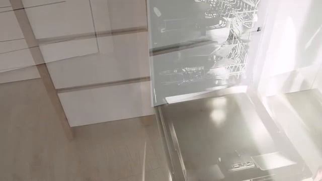 Белая кухня без ручек со столешницей под дерево. Кухня в Новой Боровой смотреть онлайн