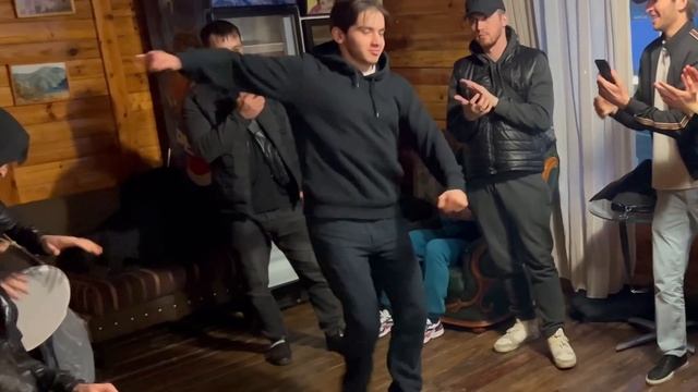 Чеченцы танцуют!День рождения Байсангура,вот так отдыхают Чеченцы! #чеченцы #чеченцытанцуют #кавказ смотреть онлайн