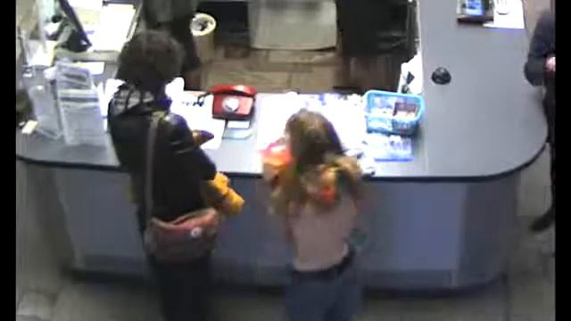 Милиция разыскивает парня и девушку, которые разделись в ТЦ Минска смотреть онлайн