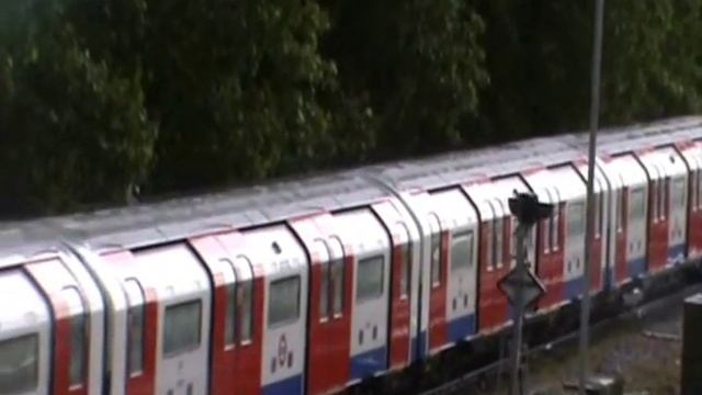 11034 shunts off Northumberland Park Depot | 26-05-2011.wmv смотреть онлайн