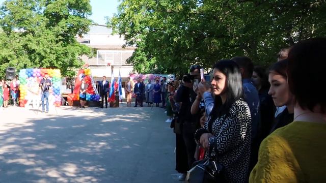 Последний звонок 2022 в Симферопольском экономическом лицее. 25 мая 2022г. часть 1 смотреть онлайн
