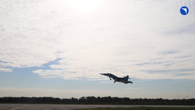 Очередная партия серийных фронтовых бомбардировщиков Су-34 отправилась в войска смотреть онлайн