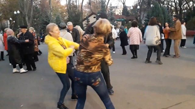 Любовь уходит с пожелтевшею листвой!!!Танцы в парке Горького!!!Харьков 2021 смотреть онлайн