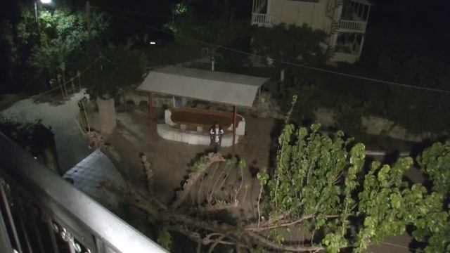 МикрофонUHF,WI-FI камера и 3 прожектора.