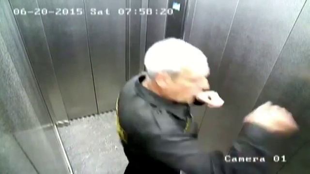 Жрак! Охранник тренируется даже в лифте смотреть онлайн