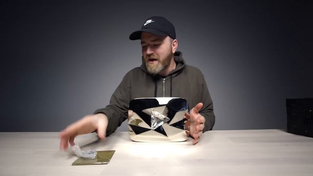 Unboxing The Diamond Play Button... смотреть онлайн