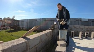 Строю дом. Кладка четвертого ряда керамзитобетонных блоков