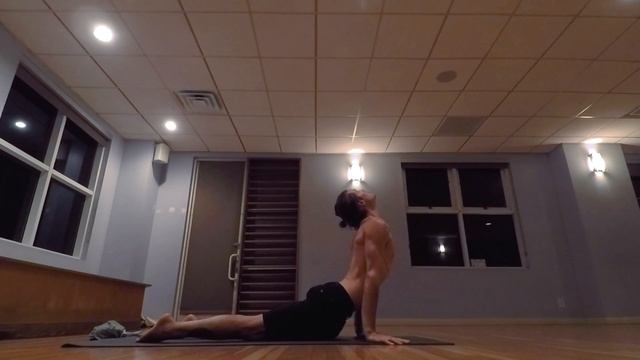 20 minute Ashtanga Morning Yoga Flow for Beginners смотреть онлайн