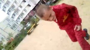 Как ведут себя дети мальчик Нассал на площадке машина всё