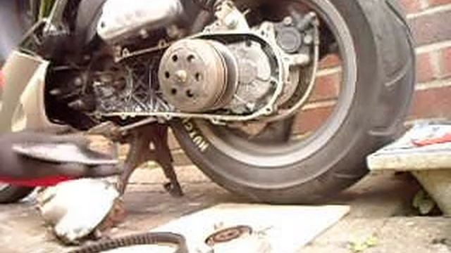 Pegeuot Speedfight снятие вариатора,замена ремня смотреть онлайн