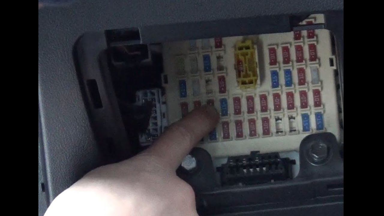 Замена предохранителя №15 стоп сигнала в автомобиле Хендай Солярис смотреть онлайн