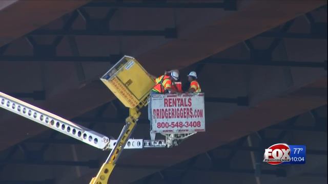 RITBA: Two workers saved after crane overturns on Sakonnet River Bridge смотреть онлайн