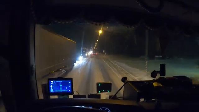 Перевозим завод (24 авто) . Два дня пути от Бобруйска до Лысково. Гололёд да и только.... смотреть онлайн