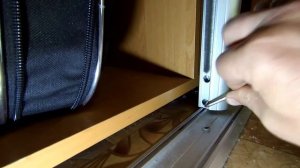 Заедает дверца шкафа-купе. Что делать