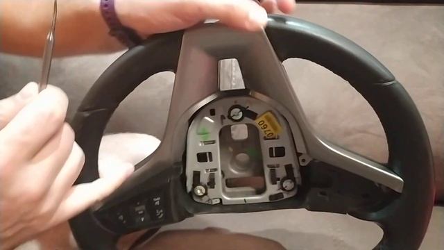 Как снять подушку безопасности руля Chevrolet Trax.