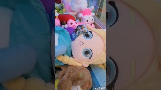 Кукла Эльза из мультика "Холодное сердце" в автомате с игрушками. Пытаюсь вытащить. смотреть онлайн