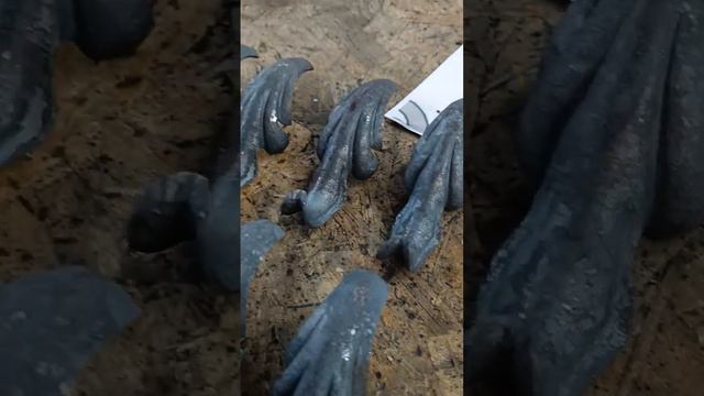 Стройный ряд кованых акантов. Листья ручной работы, созданные кузнецом художником Павлом Березиным смотреть онлайн