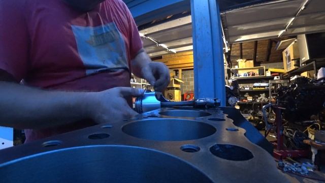 084 - Собираем мотор Mercruiser 5.0 230 Part1 смотреть онлайн