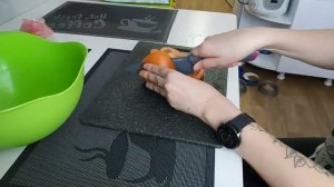 Лёгкий салат из куриного филе и кедровых орешков