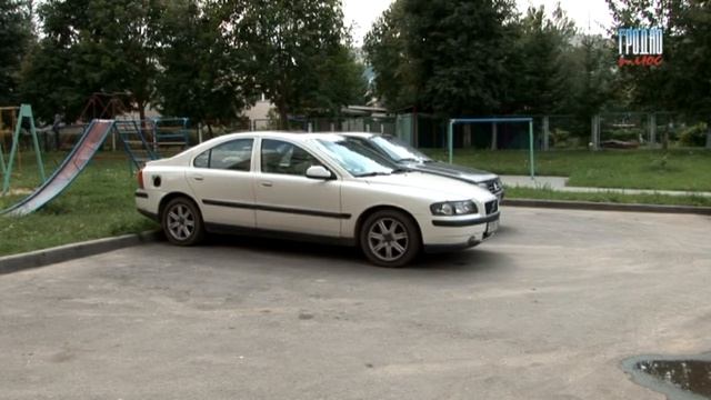 Женщина выбросила из окна стеклянную бутылку смотреть онлайн
