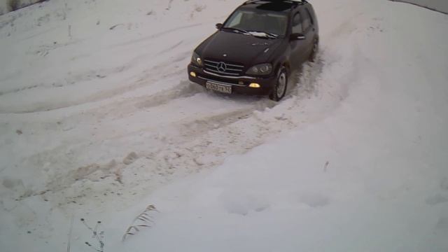 Штурм горы Mercedes ML и Нива смотреть онлайн