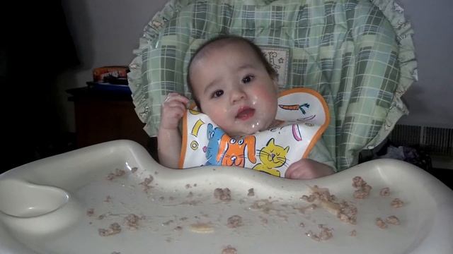 Ryan playing with food, doing a head tilt. смотреть онлайн