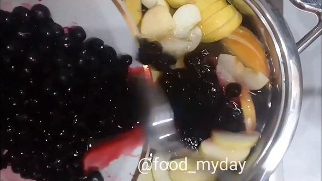 Компот из яблок и замороженных ягод: рецепт от Foodman.club