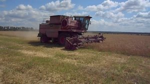 работа в поле комбайна Дон-1500 с новым измельчителем соломы.