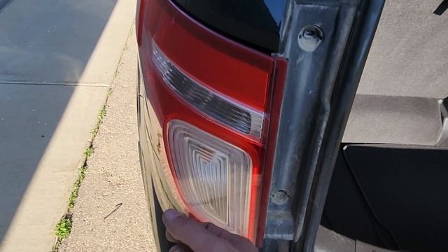 Ford Explorer - Replace Tail Light | Reverse / Turn / Brake Light Bulb (2011 - 2019) смотреть онлайн