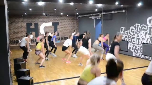 Реггетон в IDH с Камиллой Виндал смотреть онлайн