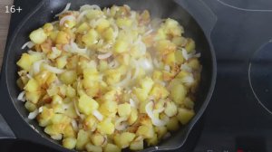 Жареная картошка с луком и чесноком - 4 секрета.