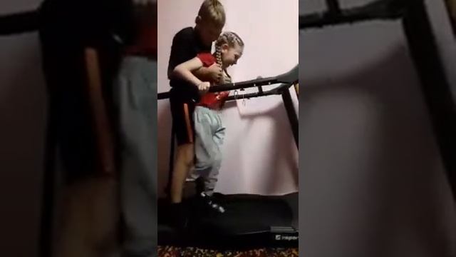 Занятия на беговой дорожке, Ангелочек мы верим в тебя. смотреть онлайн