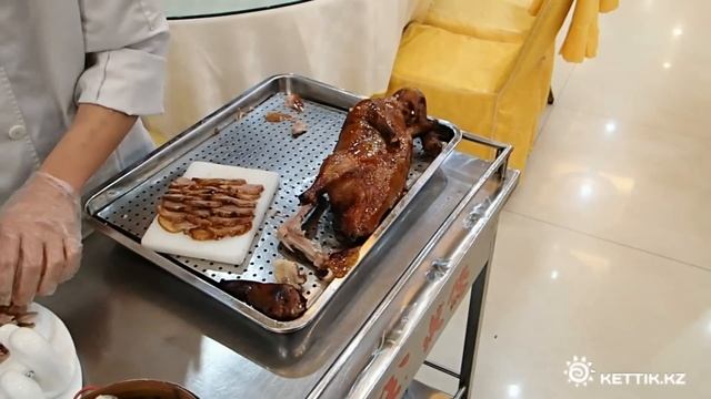 Разделка утки по-пекински - Peking duck serving смотреть онлайн