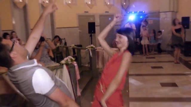 Пары танцуют в ресторане на свадьбе, кто круче смотреть онлайн