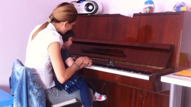 Люба играет на пианино смотреть онлайн