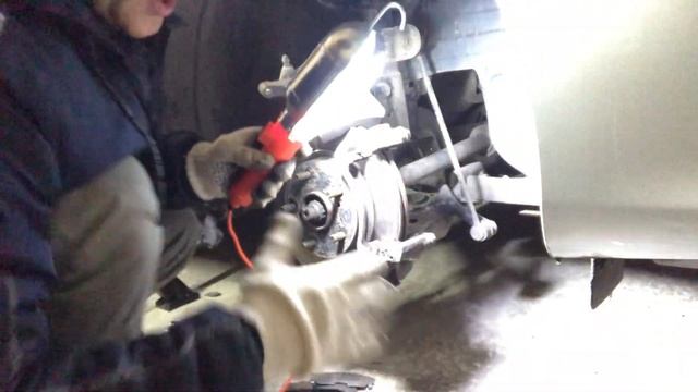 Что делать если тянет руль в сторону, где взять новые антискрипы на колодки и при чём тут тушонка смотреть онлайн