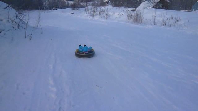 маша с горки на ватрушке.
