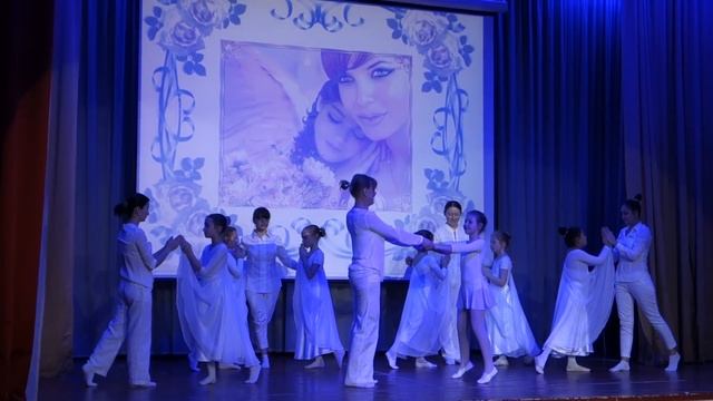 День матери. Школа 880. Танец "Мама" смотреть онлайн