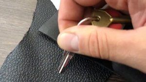 Как отличить натуральную кожу от кожзама и спилка