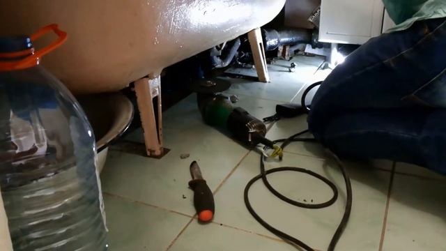 Копия видео "Замена чугунного слива ванны.обвязки" смотреть онлайн