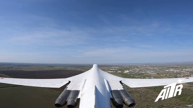 Взлет ТУ-160 с очень необычного ракурса! Tupolev TU-160. смотреть онлайн