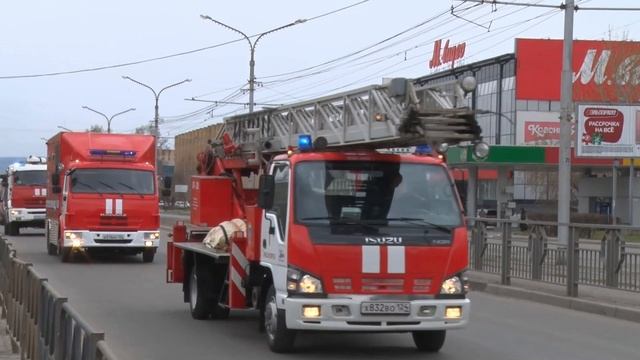 В Красноярске прошел парад пожарной техники смотреть онлайн