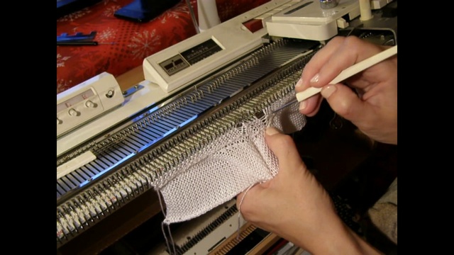 V-образная горловина. Бейка с одной угловой лицевой петлей смотреть онлайн