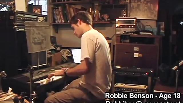 18 Year Old Robbie Benson Plays Funky Groove смотреть онлайн