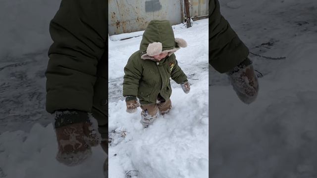 Алан первый раз видит так много снега. И не хочет домой зайти смотреть онлайн