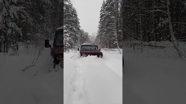 Нива на 31 Safari 500 борится со снегом по колено смотреть онлайн
