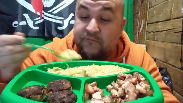 Мукбанг - гороховая каша с копченостями и мясными шариками смотреть онлайн