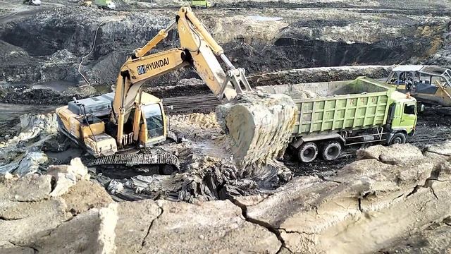 Excavator HYUNDAI 330LC-95,Loading process on dump trucks смотреть онлайн